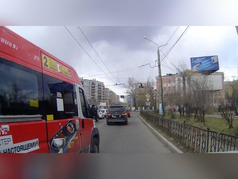 Маршрутчик в  Чите был оштрафован за незаконные знаки на автобусе