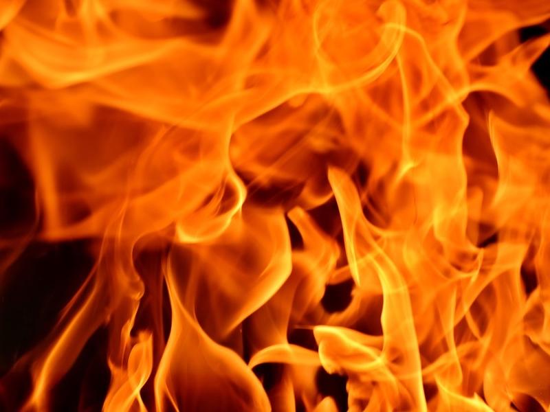 Два пенсионера погибли в Чите во время пожара, который случился из-за курения