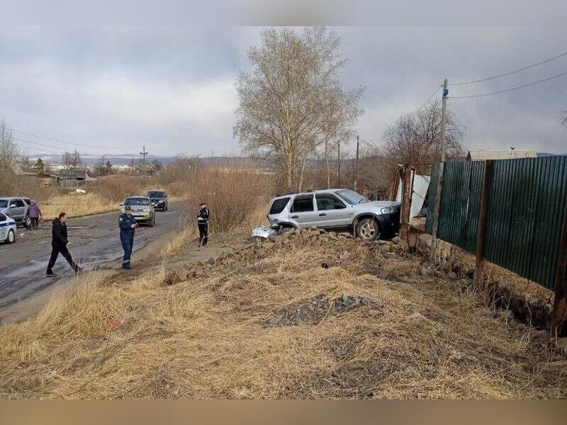 Внедорожник влетел в забор из-за пьяного водителя в Краснокаменске