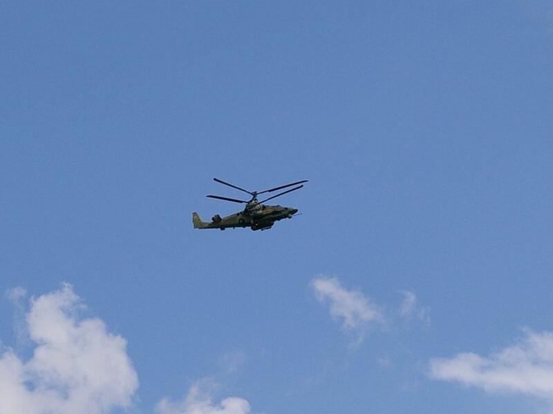 Опасные манёвры военного вертолёта напугали отдыхающих на озере Арахлей