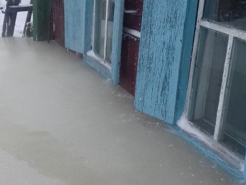 Глава Могочи Краснов пообещал обследовать весь водовод возле вмерзшего в лёд дома