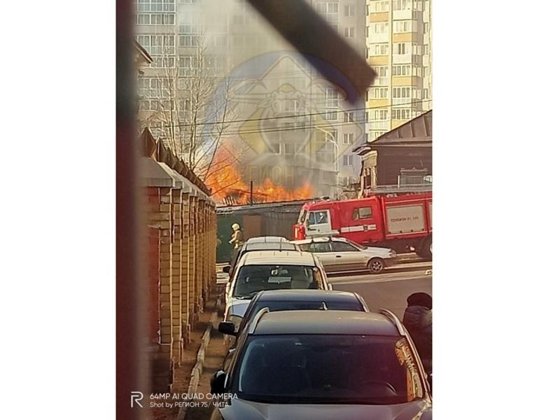 Деревянный жилой дом загорелся на ул. Чкалова в центре Читы