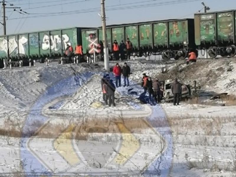 Водитель легковушки врезался в движущийся поезд на ж/д переезде в Забайкалье