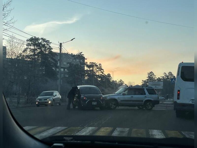 На пересечении двух улиц в Чите произошло ДТП