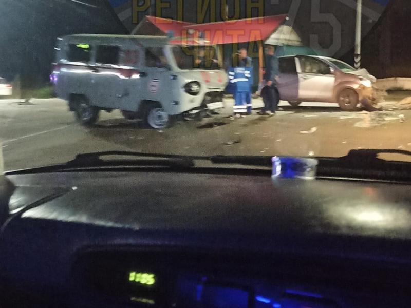 Иномарка врезалась в машину скорой помощи на федеральной трассе Чита-Забайкальск