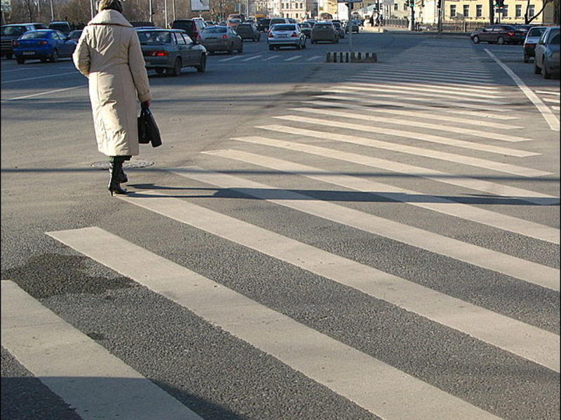 Пешехода скрылся с места. Белый пешеход. Пешеходы стали мелькать чаще начали попадаться и дамы. Парковка персонажи.