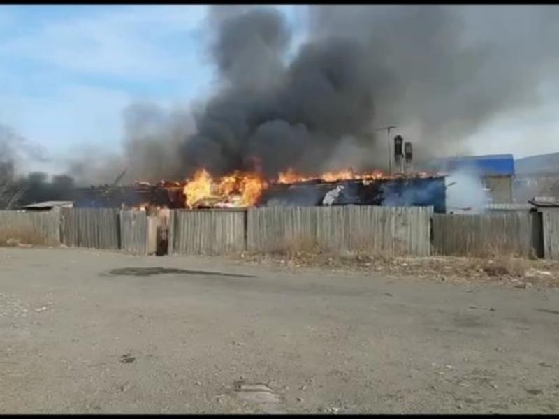 Барак загорелся в районе Зенитки в Чите
