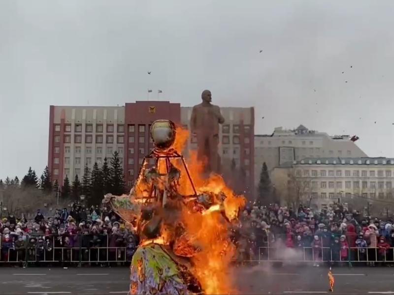 Сжигание чучела уфа. Масленица на площади Ленина в Чите 2022. Сожжение Масленицы Солнечногорск. Масленица на площади Ленина в Чите. Чучело на Масленицу.