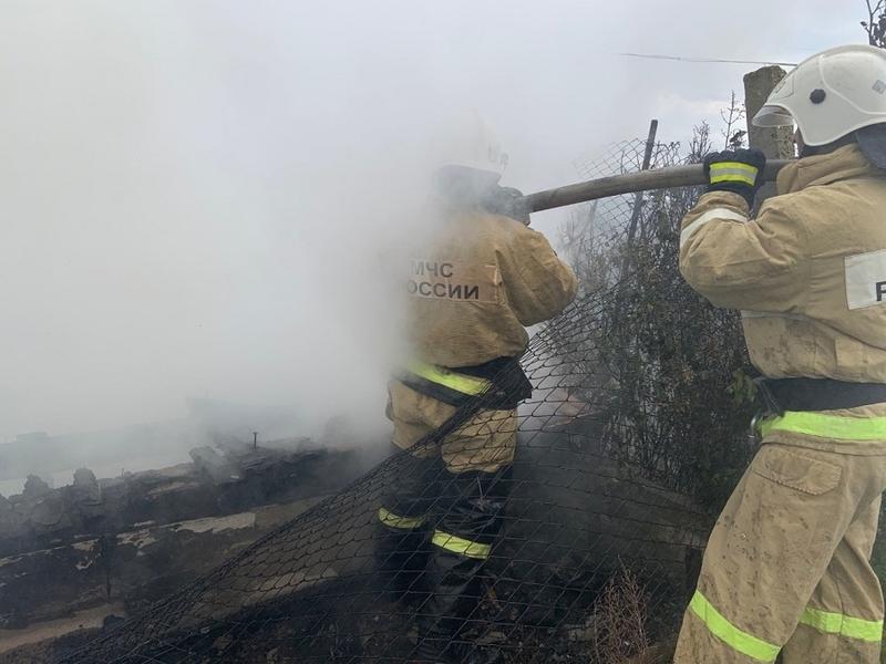 Пожарные спасли семью из горящего дома в Сретенске