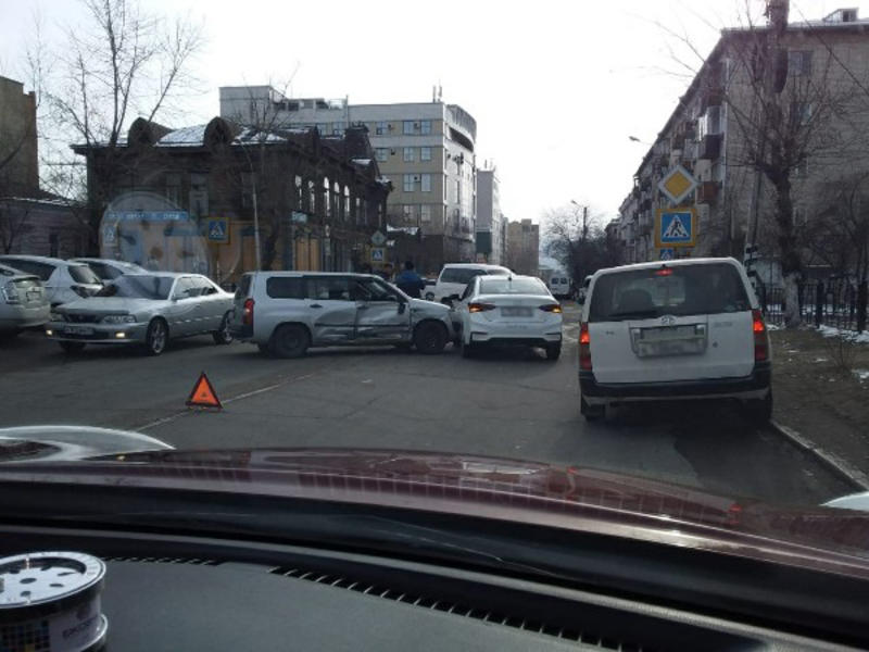 Тройное ДТП произошло в центре Читы на перекрестке Журавлева-Чайковского
