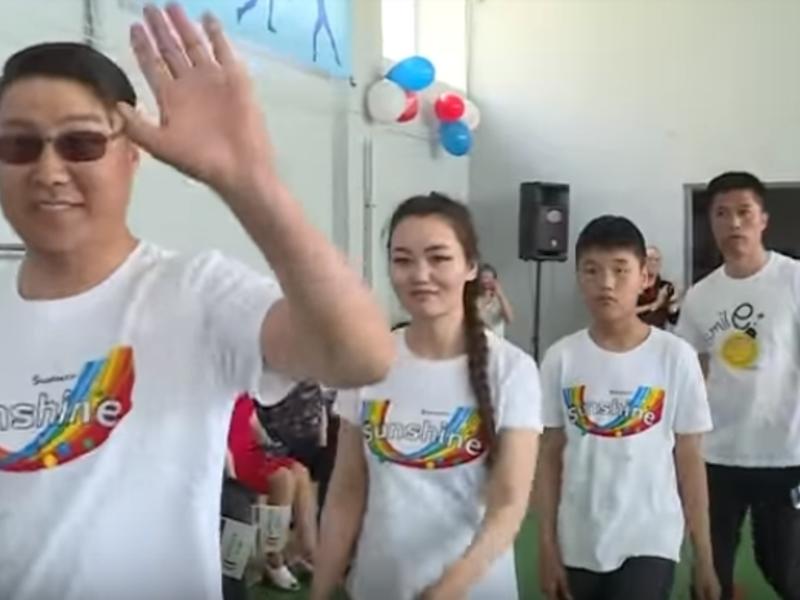 Гости из Китая и Монголии прыгали по Чите в мешках - ZAB.TV