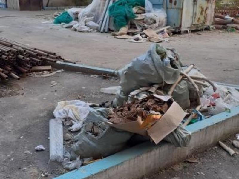 Жители дома по улице Амурской в Чите пожаловались на строительный мусор