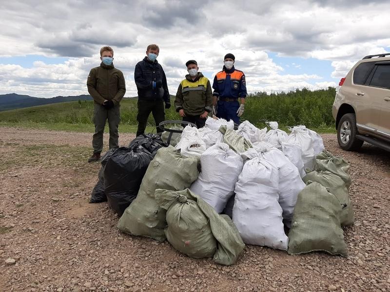 Добровольцы собрали 60 мешков мусора на Титовской сопке