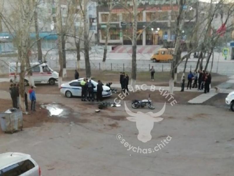 Мотоциклисты и водитель иномарки устроили драку на улице в Краснокаменске (18+)