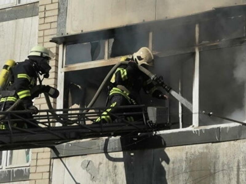 Пожарные в Чите выезжали на тушение из-за задымившейся на балконе пепельницы