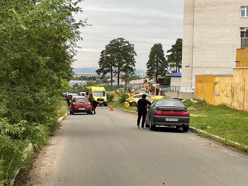 Очевидец: Мотоциклист лежал на дороге в микрорайоне «Сосновый бор»