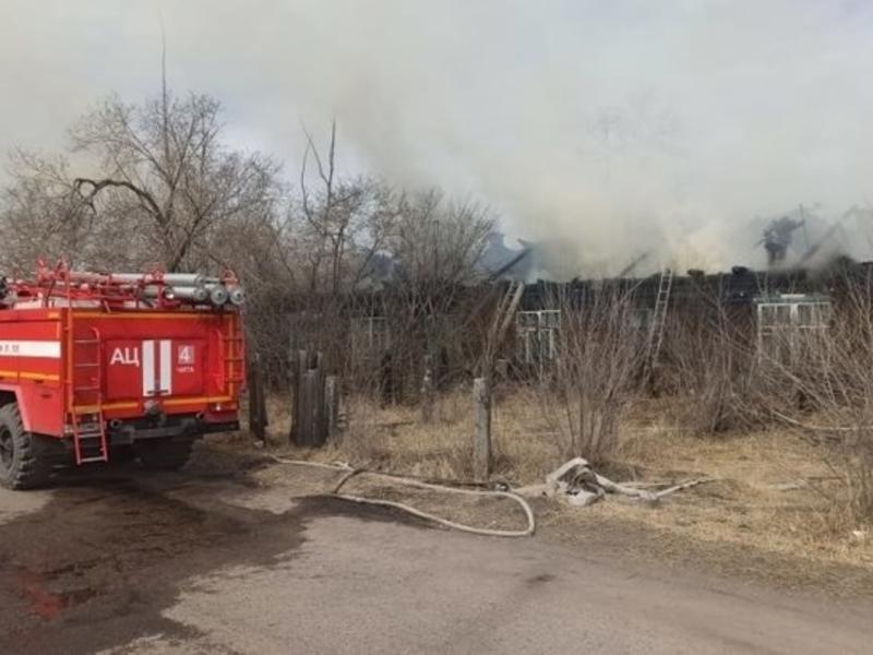Шесть человек эвакуировали из горящего многоквартирного дома в Чите