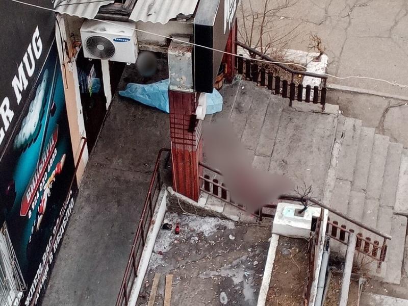 Тело убитого мужчины обнаружили возле бара в Чите (18+)