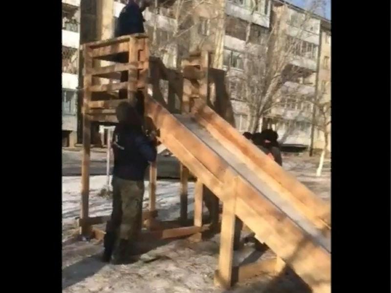 Власти Краснокаменска снесли зимнюю горку, установленную жителями