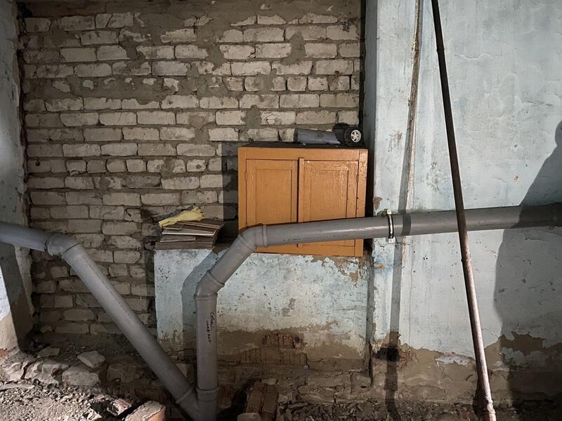 «Уже все провоняло, ничего не помогает»: у жителей дома на ГРЭС канализация топит подвал
