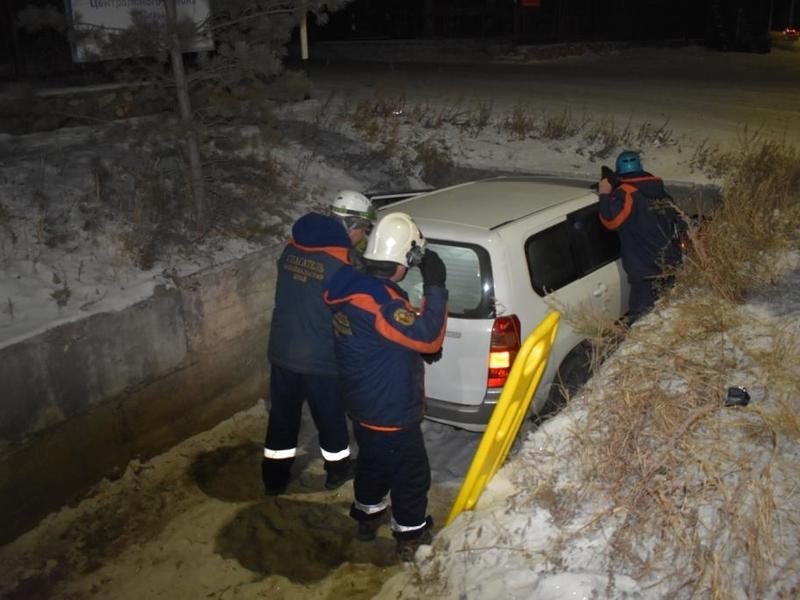 Toyota Probox слетела в бетонный водоотвод возле кладбища в Чите