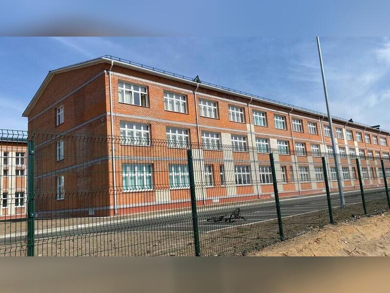 Территория перед новой школой за 1,7 млрд рублей в Чите, как «минное поле»