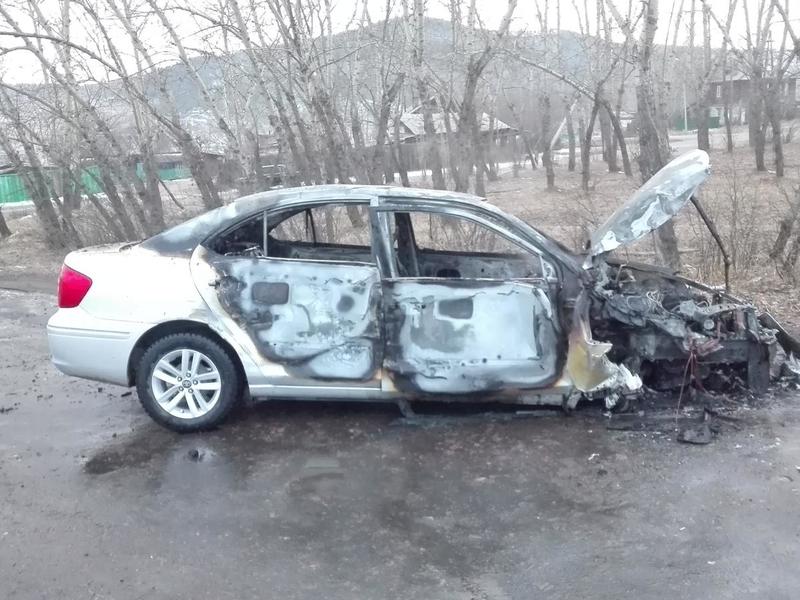 Машина сгорела в Петровске-Забайкальском после наезда на препятствие