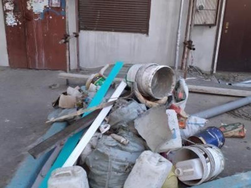 Жители дома по улице Амурской снова жалуются на строительный мусор