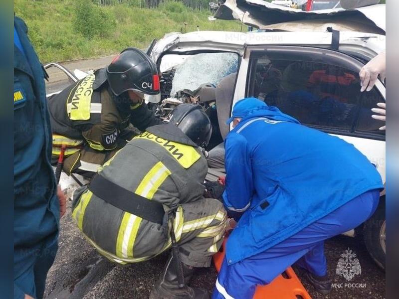 Для освобождения одной из пассажирок после ДТП на трассе Чита – Хабаровск потребовалась помощь спасателей