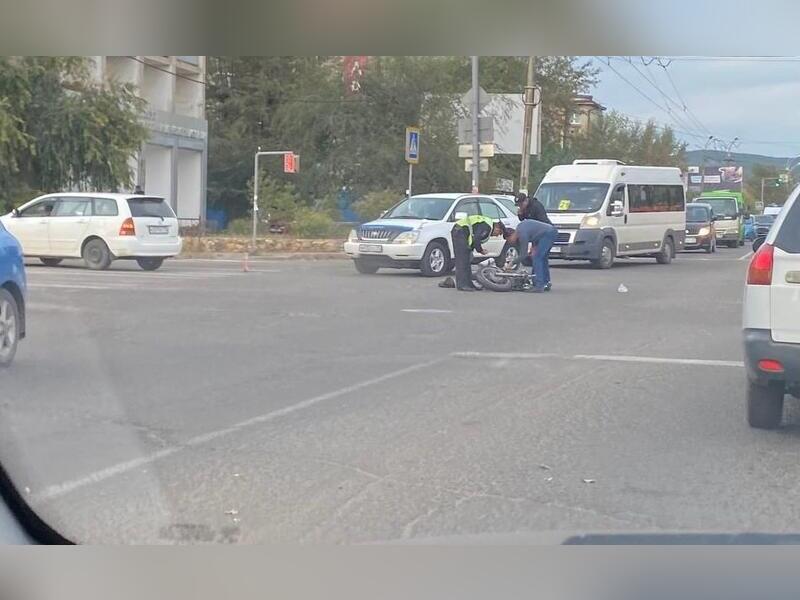 Мотоциклист врезался в иномарку на перекрёстке Недорезова-Комсомольская