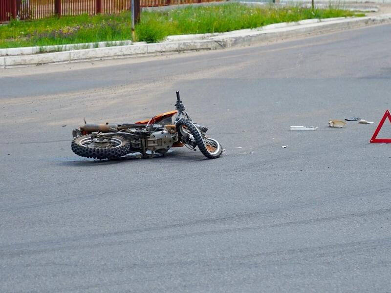 Мотоциклист в Читинском районе съехал с проезжей части и опрокинулся