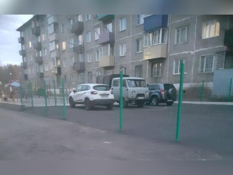 В Могоче устроили парковку на месте детской площадки