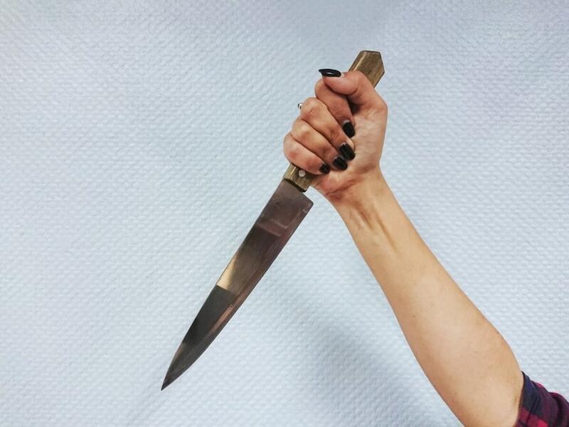 11-летняя девочка изрезала пятиклассницу ножом (18+)