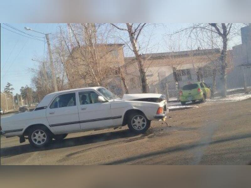 «Волга» врезалась в Nissan March в центре Читы - водитель иномарки попала в больницу