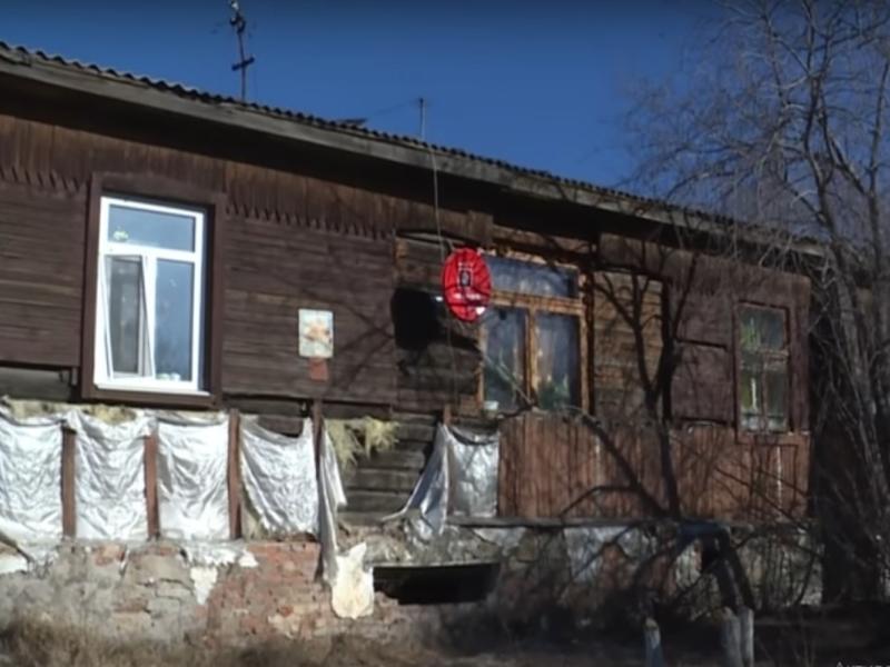 Жильцы гниющего дома в Чите боятся быть погребёнными заживо – Заб.ТВ