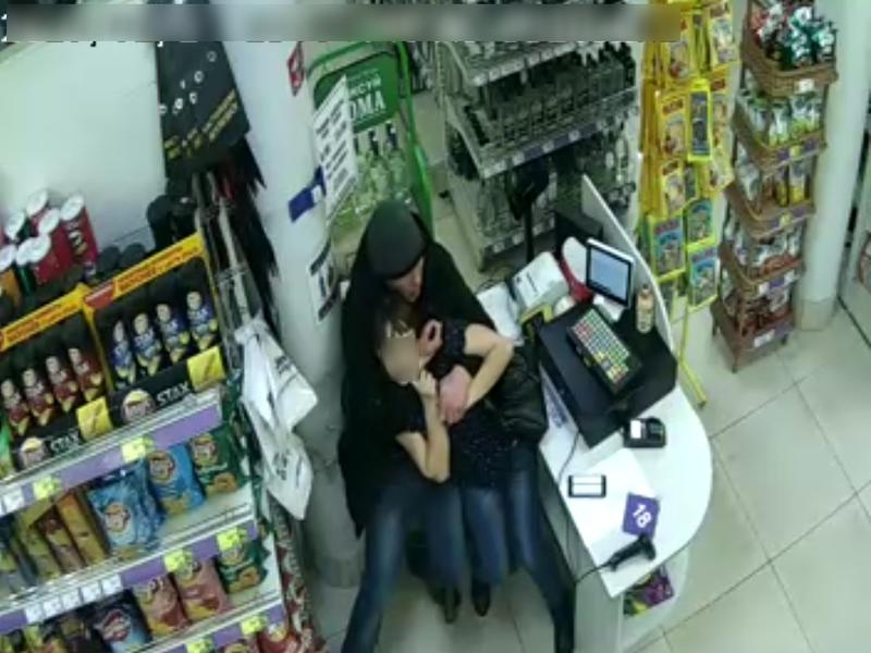Гражданин н угрожая ножом кассиру магазина. Нападение супермаркета фото. Супермаркет кассирша кавказец. Девушка написала напал в магазине.