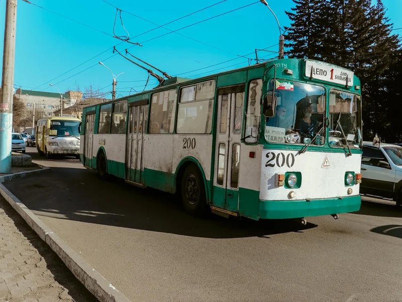Неизвестные повредили стекло троллейбуса в Чите, очевидцы сообщили о похожем на выстрел хлопке