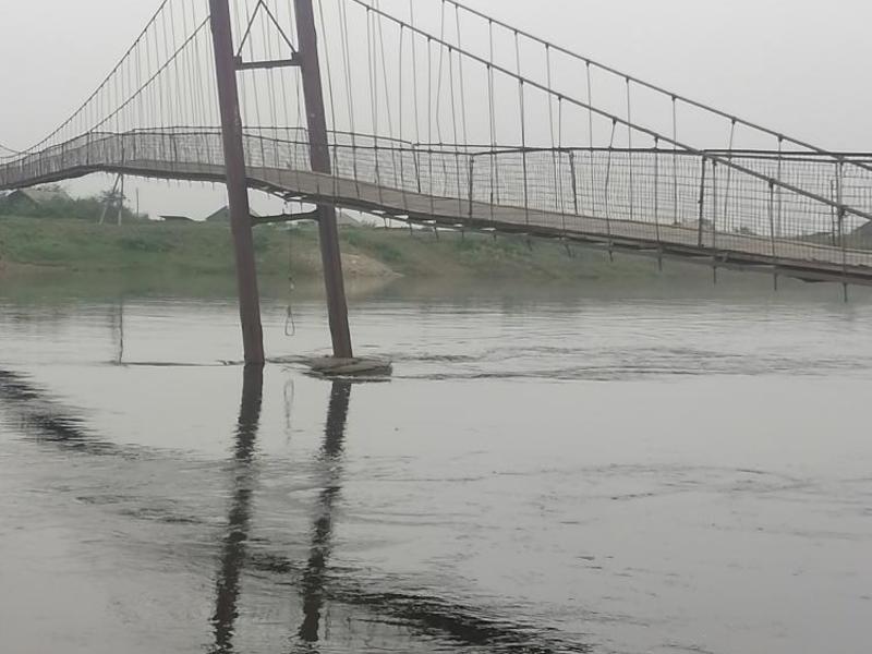Покосившийся подвесной мост между поселком Приисковый и Нерчинском показал очевидец