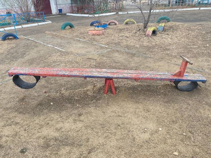 «Опасная детская площадка»: жительница Читы показала, в каком состоянии находится ее двор