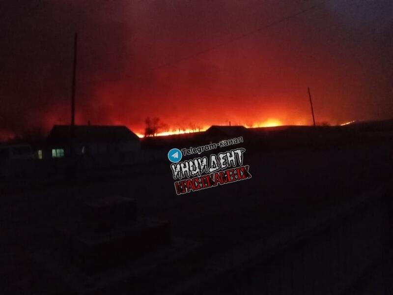 Крупный степной пожар подошёл к посёлку под Краснокаменском