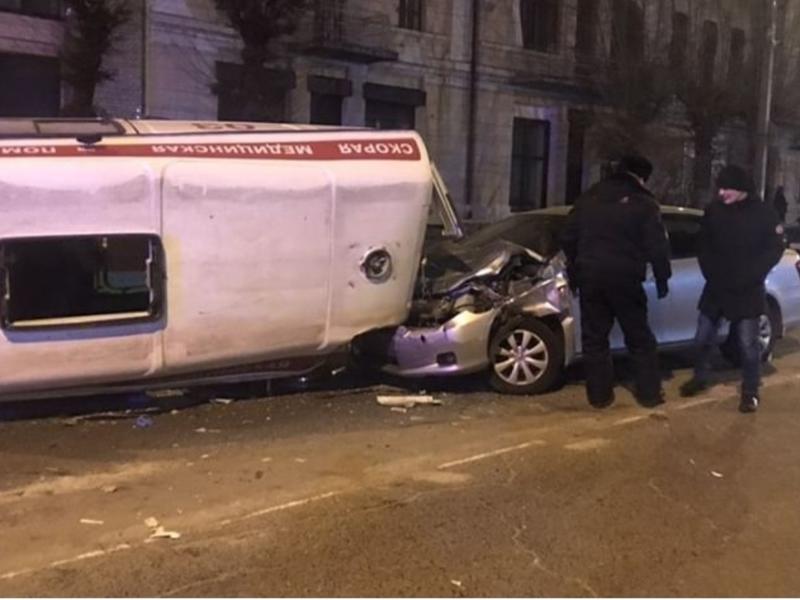 Две легковые машины в Чите столкнулись со скорой, которая везла пациента