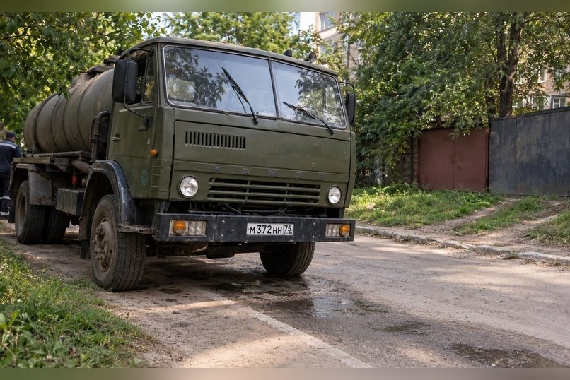 Водителя ассенизаторской машины, слившего нечистоты в коллектор, ищет Эконадзор