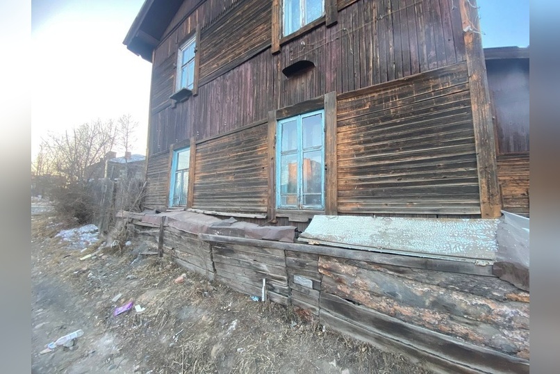 Плесень, трещины в стенах и на потолке: как выживают жильцы аварийного дома в Чите?