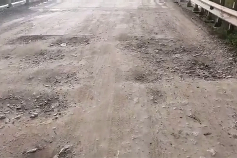 Ямы и камни вместо хорошей дороги в селе Домно-Ключи Читинского района показал очевидец