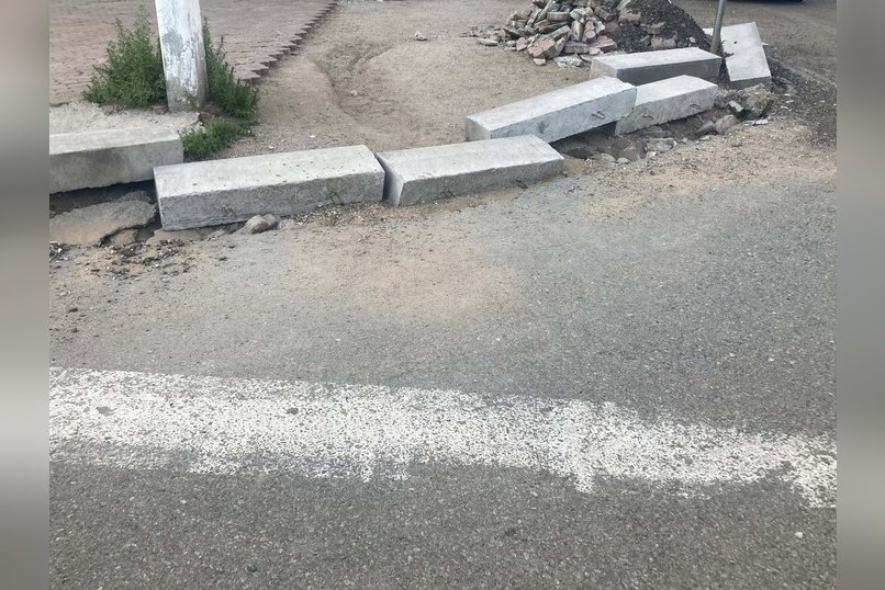 Минстрой: подрядчик заменил разбитый бордюр на тротуаре по Богомягкова