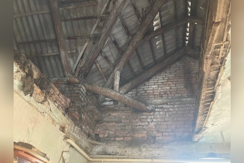 Бездействие чиновников привело к обрушению потолка в жилом доме