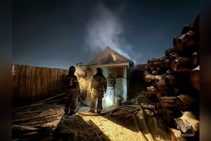 Крыша жилого дома загорелась в Хилке