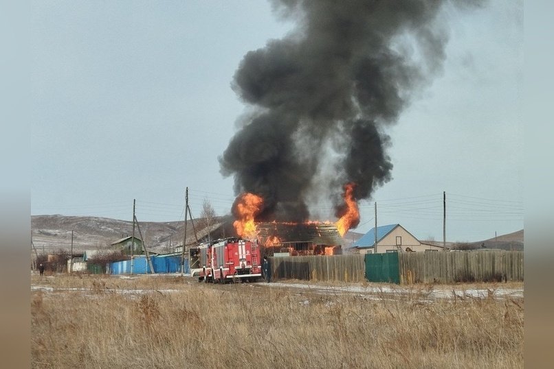 Жилой дом полыхает в Краснокаменске