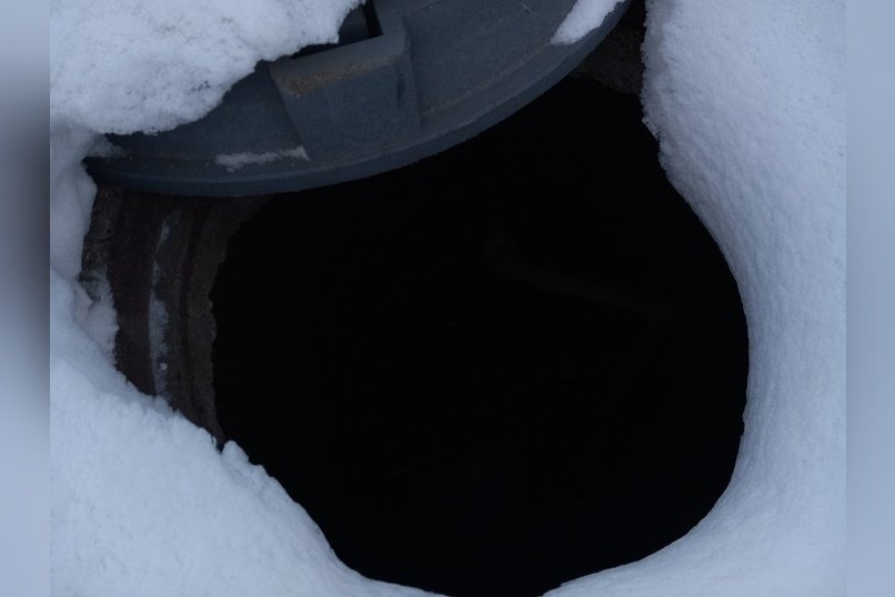 В Чите сточные воды залили улицы из-за мусора в канализации