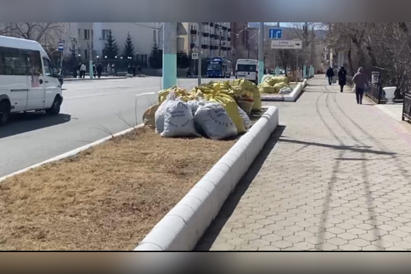Мешки с мусором лежат в центре города